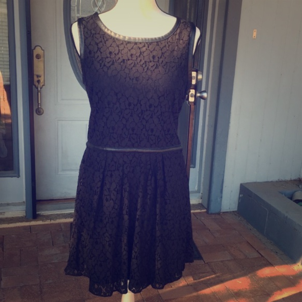 Sleeveless dress lace faux leather details classic